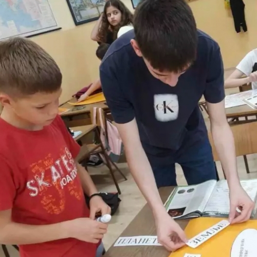 Ученици школе „Радоје Домановић“ формирали „веселу дечију планету“
